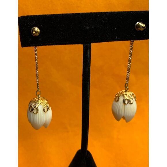 Off White Plastic Tulip shape dangle earrings, in Gold plate - Picture 3 of 6